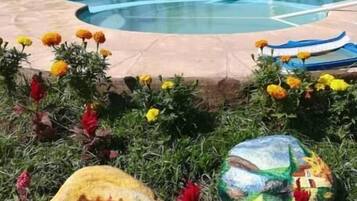 Una piscina al aire libre de temporada