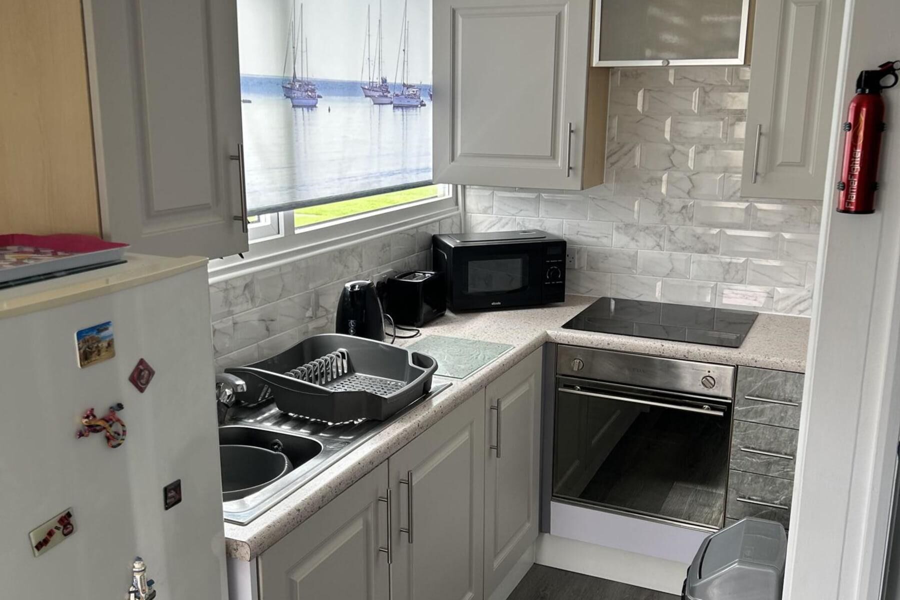 Lemari es, microwave, oven, dan kompor