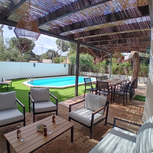 Villa for 10 people 150 m from the sea with swimming pool and garden
