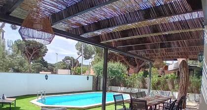 Villa for 10 people 150 m from the sea with swimming pool and garden