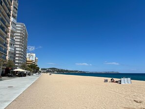 In Strandnähe, Liegestühle, Strandtücher