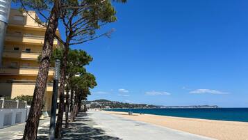 Vlak bij het strand, ligstoelen aan het strand, strandlakens