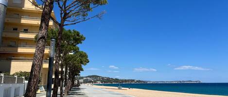 In Strandnähe, Liegestühle, Strandtücher