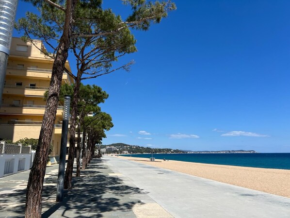 Beach nearby, sun-loungers, beach towels