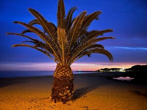Perto da praia, espreguiçadeiras, toalhas de praia 