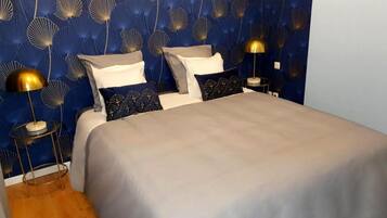 1 dormitorio, tabla de planchar con plancha, wifi y ropa de cama