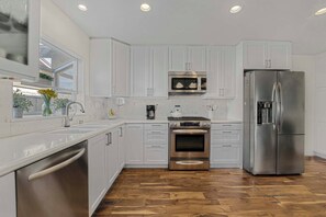 電子レンジ、オーブン、コンロ、食器洗い機