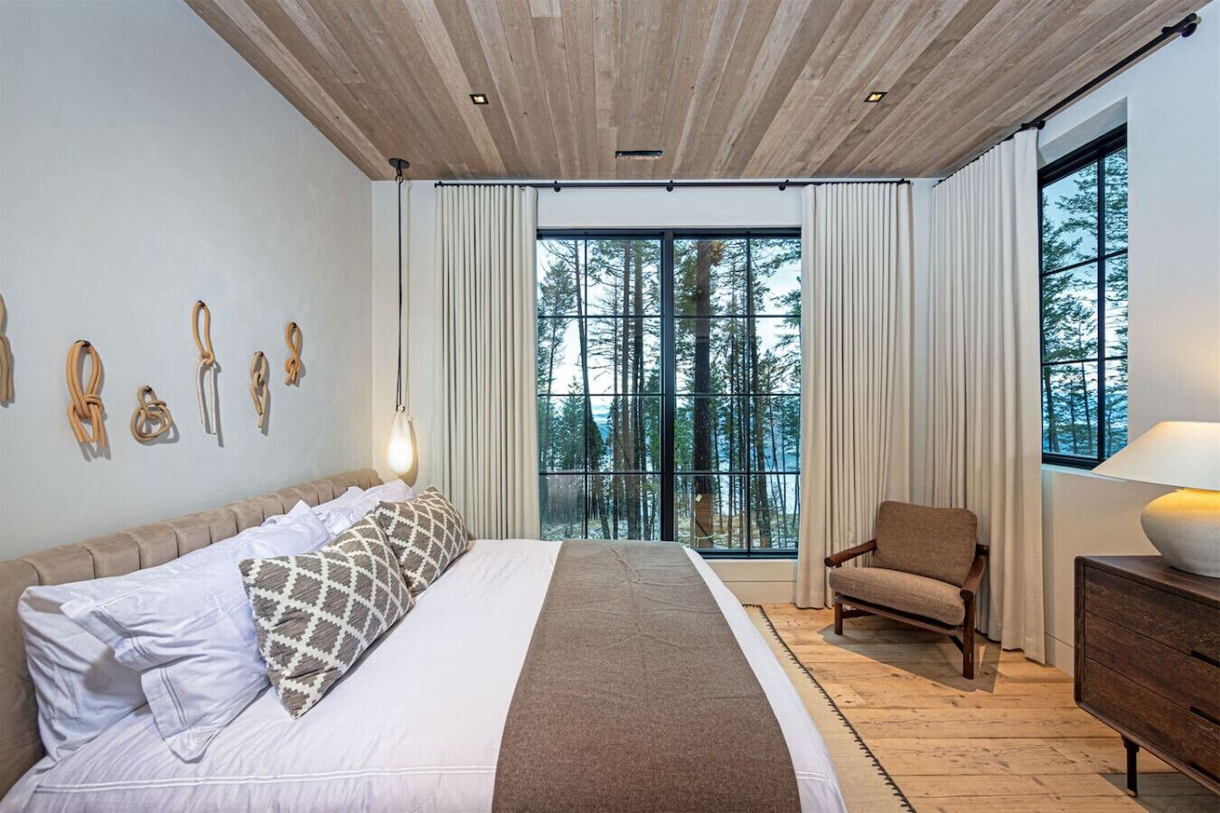 4 bedrooms, desk, iron/ironing board, travel crib