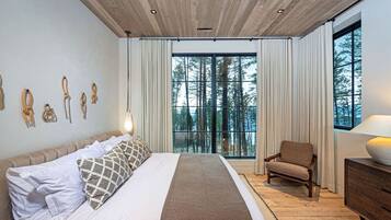 4 bedrooms, desk, iron/ironing board, travel crib