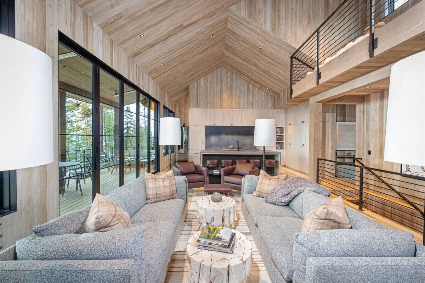 Smart TV, fireplace, table tennis, stereo