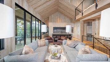 Smart TV, fireplace, table tennis, stereo