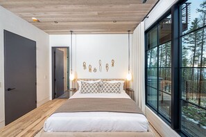 4 slaapkamers, een bureau, een strijkplank/strijkijzer, reisbedje