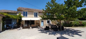 Outdoor dining - 8 Bedroom Agritourism property in Cavaillon (Cavaillon)