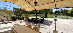 Outdoor dining - 8 Bedroom Agritourism property in Cavaillon (Cavaillon)