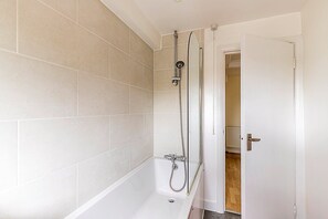 Shower, eco-friendly toiletries, towels - Airy Urban Retreat near Little Venice (London)