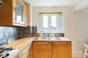 Fridge, microwave, oven, stovetop - Airy Urban Retreat near Little Venice (London)