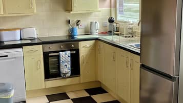 Chalet | Private kitchen | Fridge, microwave, oven, stovetop