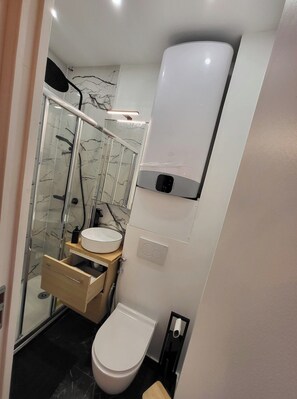 Hair dryer, towels, soap, toilet paper - Charmant Appartement Près de la Tour Eiffel (Paris)