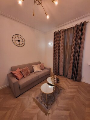 TV - Charmant Appartement Près de la Tour Eiffel (Paris)