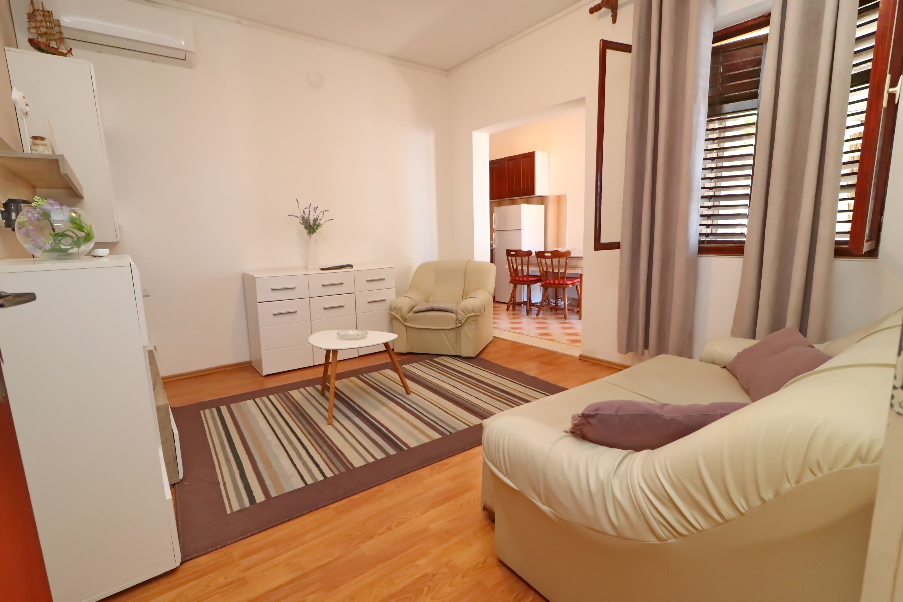Apartment (Three Bedroom Apartment with Terrace ) | Wohnzimmer | 32-Zoll-Flachbildfernseher mit Satellitenempfang