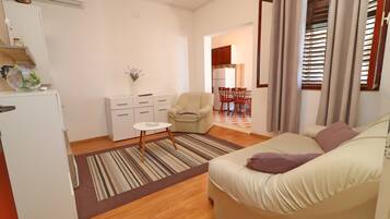 Apartment (Three Bedroom Apartment with Terrace ) | Wohnzimmer | 32-Zoll-Flachbildfernseher mit Satellitenempfang