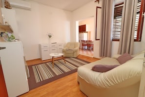 Appartement (Three Bedroom Apartment with Terrace ) | Salle de séjour | Télévision à écran plat de 32 pouces avec chaînes par satellite