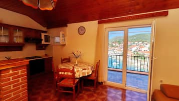 Apartment (One Bedroom Apartment with Balcony an) | Dining room