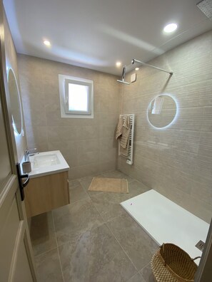 Douche, sèche-cheveux, serviettes fournies