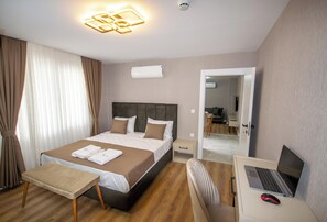 Deluxe Family suite | 2 habitaciones, ropa de cama de alta calidad y camas con efecto memoria