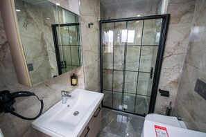 Douche, douche hydromassante, sèche-cheveux, chaussons