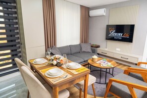 Superior City View Suite | Area soggiorno | TV LED 55 pollici con canali satellitari, pavimenti riscaldati