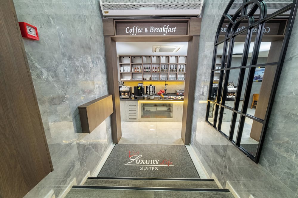 Luxury Life Suites