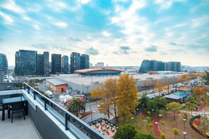 Deluxe Balcony City view suite | Vista del balcón