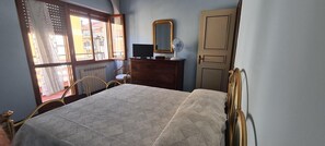 A bedroom with a bed, a dresser, a mirror, and a window. - Casa Matilda Old Style (Rome)