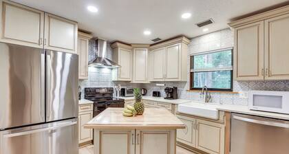 Rural Retreat! Florida Cottage w/ Screened Patio