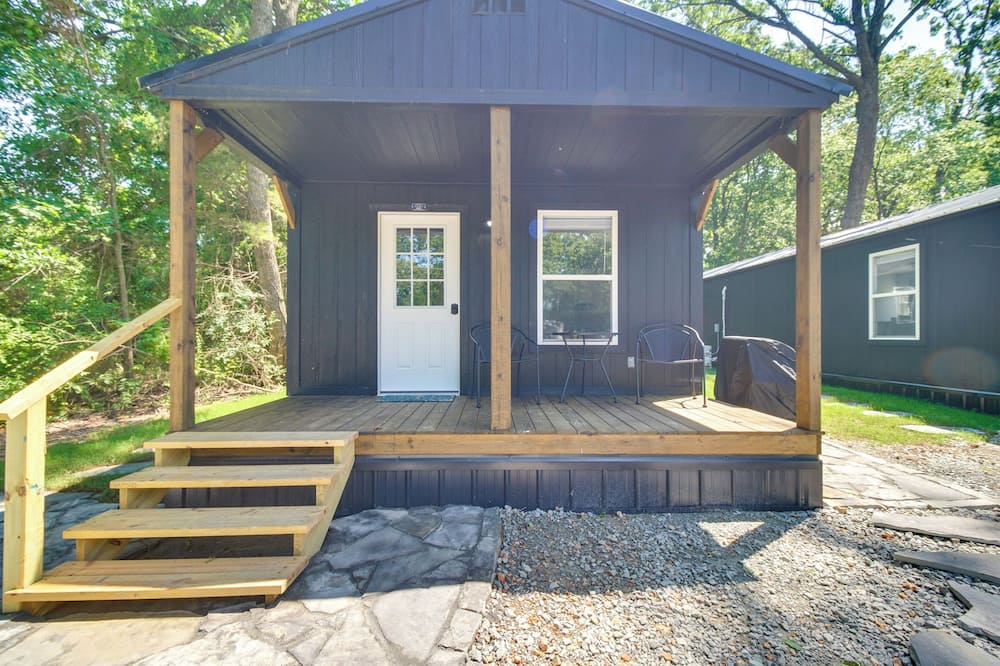 Close to Lake: Grove Cabin w/ Shared Fire Pit! - Fairland, OK