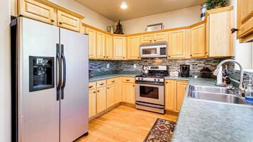 House (3 Bedrooms) | Interior