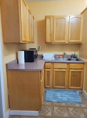 Een koelkast, een magnetron, een oven, een broodrooster