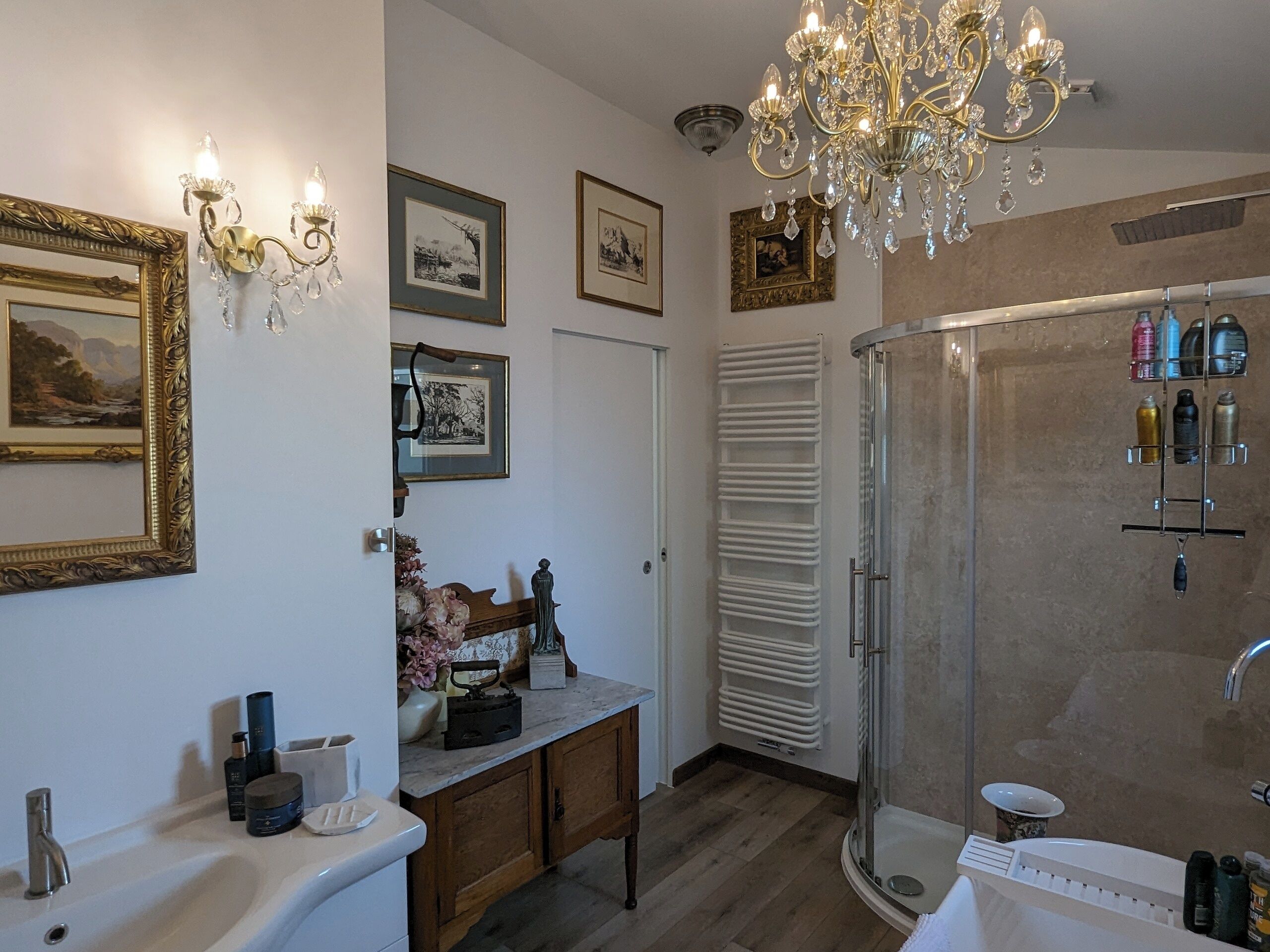 Douche, sèche-cheveux, serviettes fournies, savon