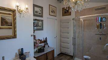 Douche, sĂšche-cheveux, serviettes fournies, savon