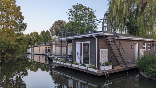 Tamanzi Taggs, floating home on idyllic island & sauna -Hampton Court & Richmond