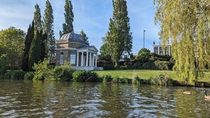 Exterior - Tamanzi Taggs, floating home on idyllic island & sauna -Hampton Court & Richmond (Hampton, Middlesex)