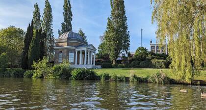 Tamanzi Taggs, floating home on idyllic island & sauna -Hampton Court & Richmond