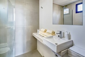 Family Apartment | Bathroom | Shower, rainfall showerhead, towels, soap