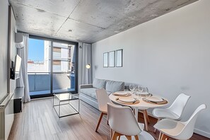 Deluxe Apartment | Living area | 32-inch flat-screen TV with digital channels - Urban Rent - Apartamento de renta temporaria en Belgrano (Buenos Aires)