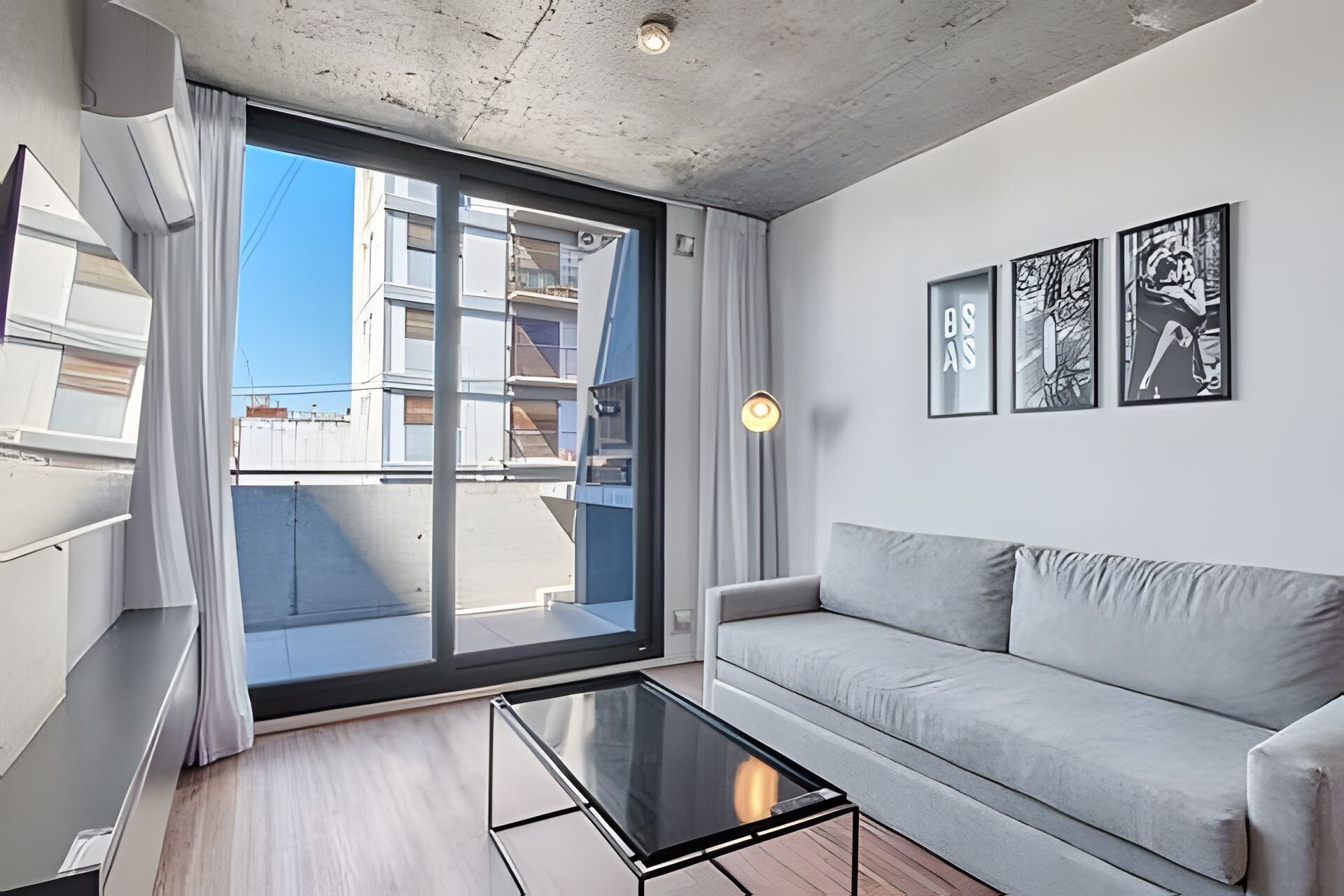 Căn hộ Deluxe | Khu phòng khách | TV màn hình phẳng 32-inch có truyền hình kỹ thuật số 