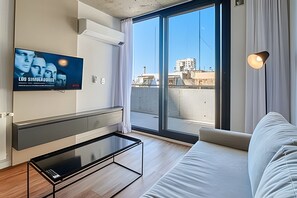 Deluxe Apartment | Ruang tamu | 32 inci televisyen skrin rata dengan digital 