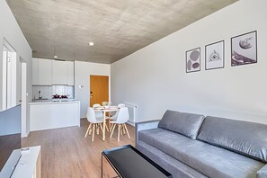 Familienapartment | Wohnbereich | 32-Zoll-Flachbildfernseher mit Digitalempfang