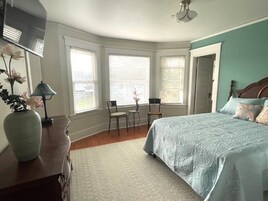 华丽客房 | 特色装修、特色家居、办公桌、笔记本电脑工作区