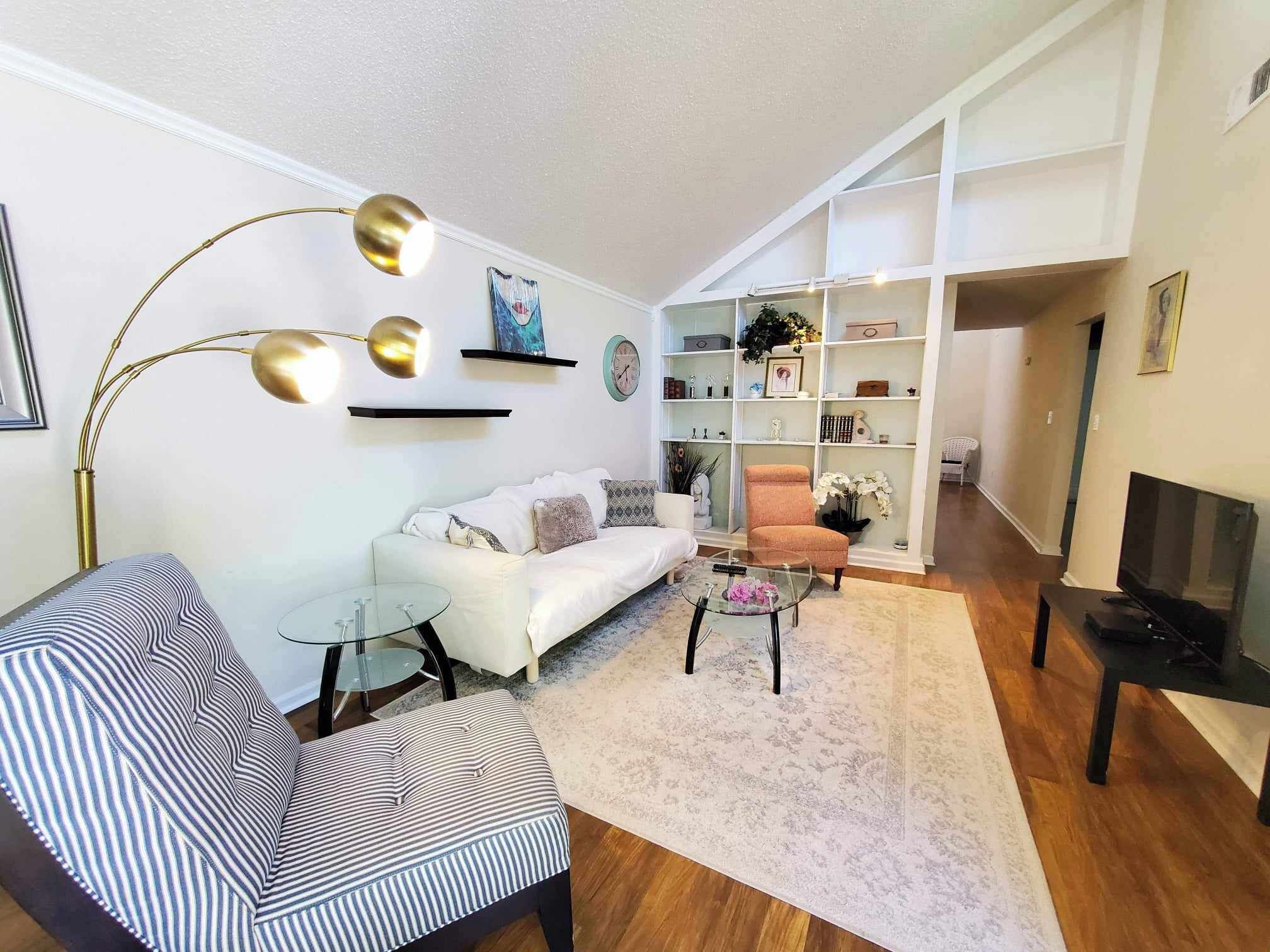 2 bedroom, 1 bathroom with lots of natural light